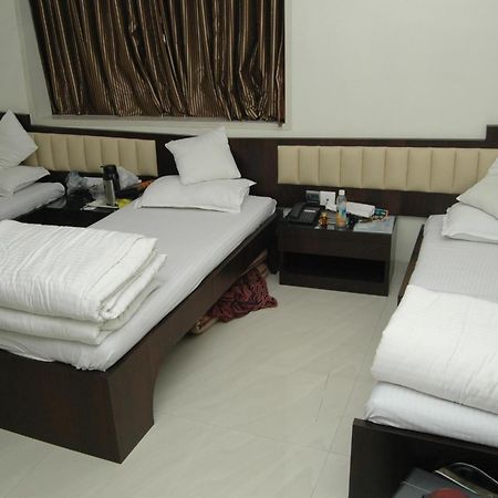 Hotel Causeway, Colaba Bombaim Exterior foto