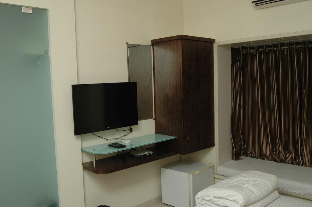 Hotel Causeway, Colaba Bombaim Exterior foto